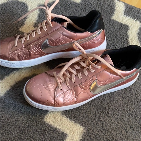 Rose gold metallic Nike sneakers - Picture 2 of 9
